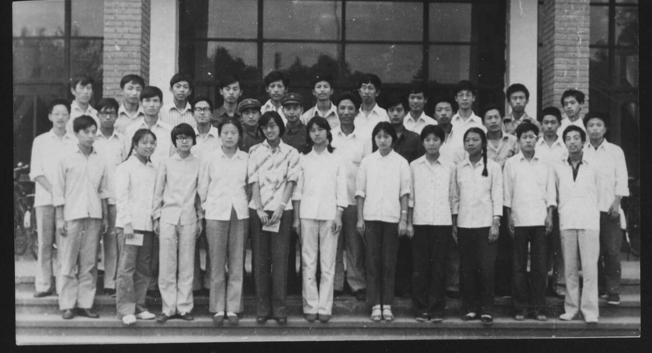82材性班军训后的合影